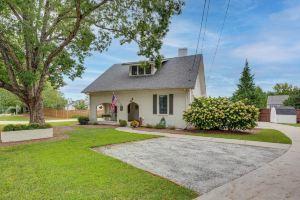Welcoming Cottage w/ Deck + Shared Grill!, Norcross