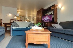 Superb 3-bedroom apartment with WiFi in, ski, Caldea, Andorra La Vella