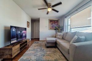 Cozy 2-bedroom apartment with WiFi, AC, walk to UK Campus/Hospital, near St. Joe, Lexington