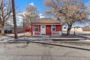 Downtown Burgundy Bungalow w/Fully Fenced Yard, AC, W/D, 3 Smart TVs, Fast WiFi Cottage, Williams