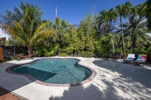 Spacious Home with Large Pool and Surfboards - Charming Retreat Apartments, Miami