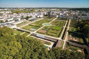 3 Rooms , in the Heart of the Historic District of, Versailles