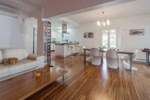 City Center Accommodation for Women - Free Bicycles Cottage, Limassol