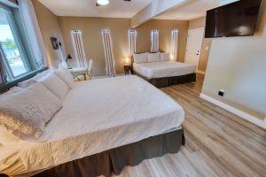 Spacious Modern Oasis 5 Mins to Strip w/Pool/2 Mstr/Chef’s Kitchen Hotel, Las Vegas