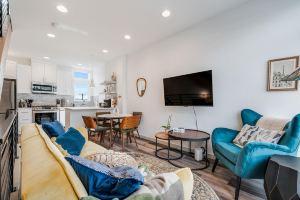 Rooftop with Stunning City and Mt Rainier Views - Stylish Modern Haven Hotel, Seattle