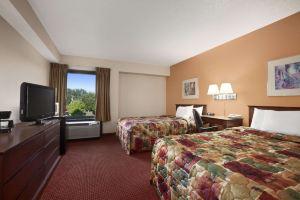 Days Inn & Suites by Wyndham, Cedar Rapids