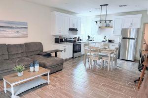 Charming 2-bedroom cottage in with high-speed WiFi, AC, Laredo