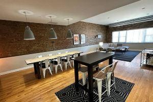 Spacious Loft with Soaring Ceilings and Parking - Trendy Urban Retreat Apartments, Chicago