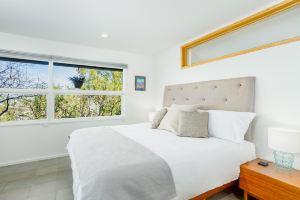 Downtown luxury retreat with ocean views, gas fireplace, hot tub & washer/dryer Hotel, Anchorage