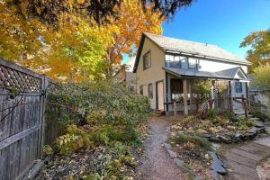 Cottage with Private Garden in Heart of Downtown- kid friendly!, Burlington