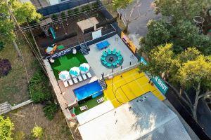 Heated Pool, B-ball, Golf, 3mi Downtown, Sleeps 18 Hotel, Austin