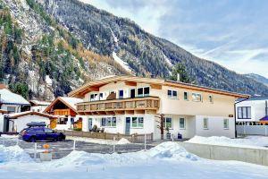 Lili Hotel, Laengenfeld