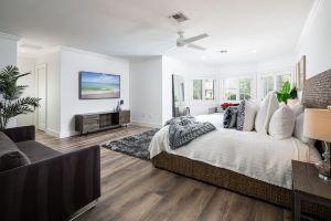 Olde perfect location and tastefully updated Hotel, Naples