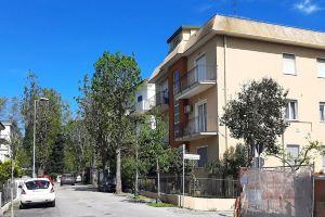 Large and bright, a stone's throw from the castle, balcony, FREE WIFI, A / C, parking space Hotel, Rimini
