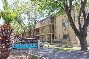 Gorgeous River Retreat - Jacuzzi, Views, Pools, BBQ Hotel, New Braunfels