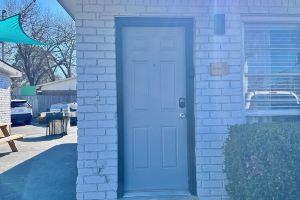 Cozy near Stadiums/ Six Flags/ 2 parking/Wifi Hotel, Arlington