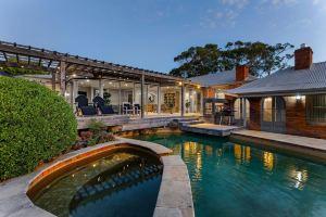Tranquil Estate with Pool Heated Spa Gardens Hotel, Melbourne