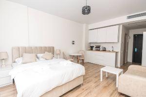 ROION Vibrant Studio Retreat (A 1404), Batumi