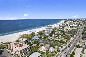 Scenic Bay and Beach Views with Balcony - Spacious Coastal Retreat Apartments, St Pete Beach