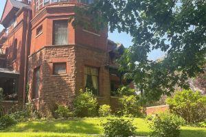 Historic Victorian - 2 queen size beds, with WiFi, AC, TV. Hotel, Lincoln
