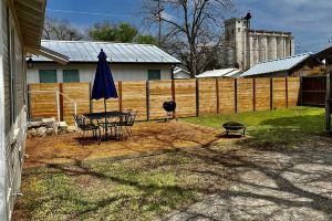 Cozy 2 bedroom— Min Walk to the River and Downtown, New Braunfels