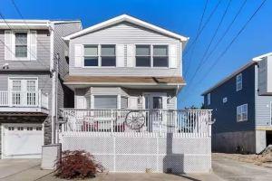 Charming 3-Bedroom House 2 Blocks to the Beach, 6 Beach Badges, and Parking, Seaside Heights