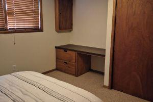 House in central location. Stay at a spacious 4-bedroom house, Bismarck