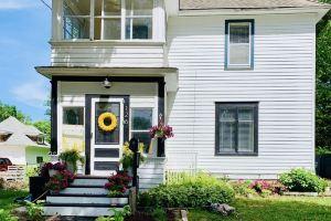 SUNNY 3BD, 2BA…ONLY BLOCKS FROM MAYO Hotel, Rochester