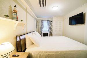 Renovated One Bedroom Apartment Downtown Minutes From the Beach, Falmouth