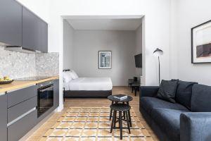 Elliot Petralona, Hotel, Piraeus