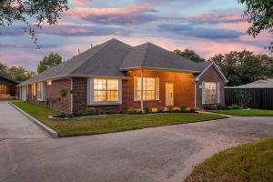 Luxurious Pool Retreat with Game Room & Heated Pool, Irving