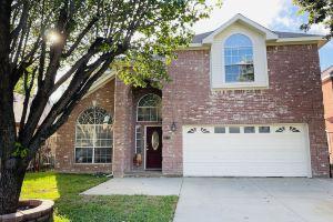 Beautiful 2-story Lakefront Home @ Lake - Sleeps 8 Apartments, Irving