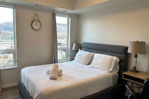 Quick walk to Lakeside Boardwalk and Downtown shops & restaurants! Hotel, Kelowna