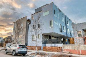 Denver Townhome with Hot Tub, Walk to Empower Field! Apartments, Denver