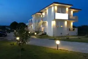 Be Happy Apartments, Vourvourou