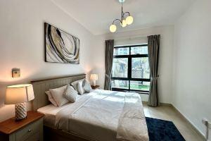 Lux Bnb Travo Tower I Private Garden I Lake View Mini-hotel, Dubai