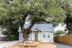 Steps From Schlitterbahn & 16 Minute Walk To Comal River - Heritage Oak Haven Hotel, New Braunfels