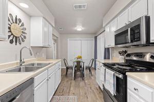 King Bed, Coffee & Tea Bar, 50" SmartTV, EV Charging NEMA 14-50 Outlet Hotel, College Station