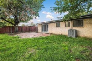 Charming 3-bedroom bungalow WiFi, AC by Airport, Restaurants + Car Rental, Irving
