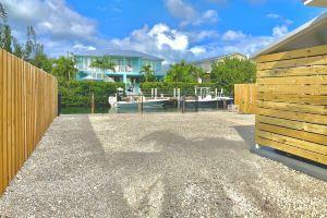 Waterfront Bliss: Stylish Canal-Front Retreat , Spacious Yard Hotel, Marathon