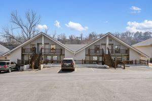 Waterfront Deck and Resort Amenities - Modern Tranquil Retreat, Branson