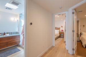 Carmel-By-The-Sea~~ Corner of Mission & 7th. ~~ 2 Bedroom Luxury Apartment, Carmel