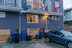 Modern Townhouse with Gym and Rooftop Retreat - Stylish Urban Oasis, Seattle