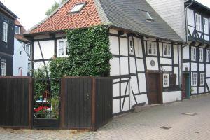 5 bedrooms, quiet town location, garden, 2 parking spaces, 200m to market square, Goslar