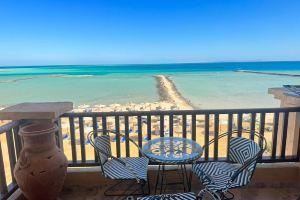 G.3.11 Red Seafront apartment. Restaurant on beach, lounge chairs, umbrellas, Hurghada