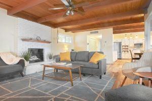 Stylish & Remodeled - Walk to State Stadium Hotel, Fresno