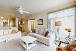 Waterfront condo with fitness center, hot tub & central AC Apartments, Seattle