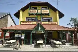 Hotel Napsugár és Gulyás Kunyhó Étterem, Balatonmariafurdo