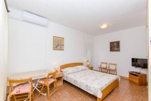 Gogi - 130 m from Sea - A2 Hotel, Postira