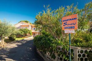 2-Bedroom Apartment - Near Beaches & Town!, KRK